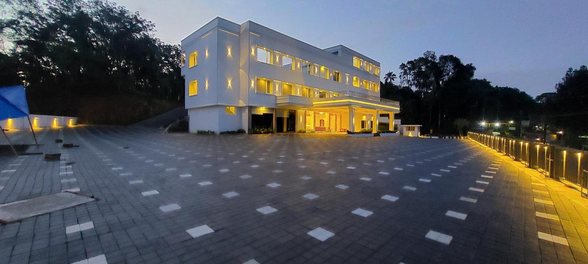 Hotel Grand Avenue Pambadi Eksteriør bilde
